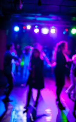 silhouettes-dancing-people-club-front-bright-scenic-lights-concept-night-life-min silhouettes-dancing-people-club-front-bright-scenic-lights-concept-night-life-min